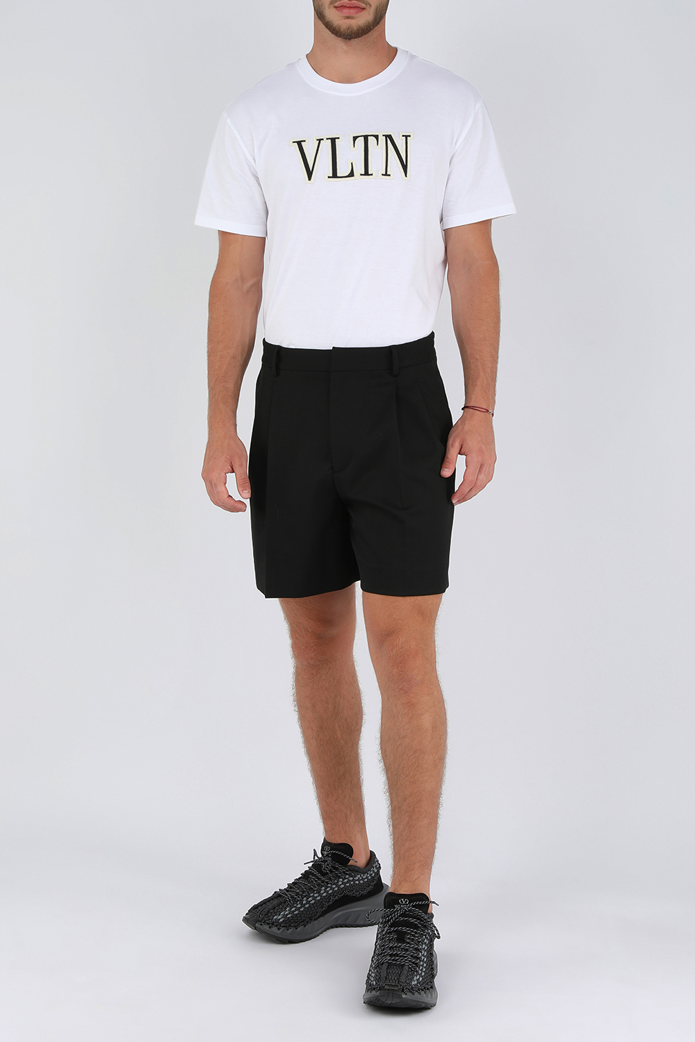 תמונת כל הלוק של צמיד בד בורדו עם לוגו מטאלי